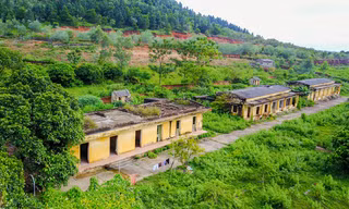 Trại phong Đá Bạc nằm giữa những ngọn đồi heo hút trên địa bàn xã Minh Phú, Sóc Sơn, Hà Nội. Năm 2013, trại được di dời đi nơi khác nhưng có 10 bệnh nhân vẫn quyết tâm ở lại. Tới đây, cảm giác cô đơn, hoang tàn hiện rõ qua những dãy nhà bỏ hoang xuống cấp