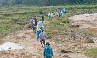 Lực lượng chức năng phối hợp với hơn 100 người dân tìm kiếm người đi lạc