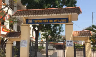 Nữ sinh lớp 5 bị nhóm bạn bắt quỳ gối, cởi đồ