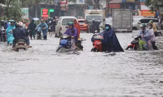 Nước sông Nhuệ tràn bờ, nhiều khu vực tại quận Hà Đông ngập sâu