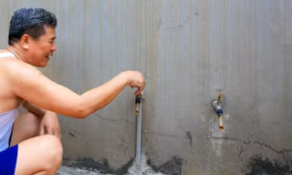 Hàng nghìn hộ dân ở Hà Nội bị cắt nước sạch giữa những ngày nắng nóng gay gắt