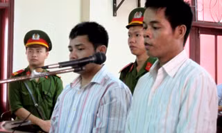Hồ Văn Thành và Hồ Văn Công tại phiên tòa sơ thẩm ngày 30/5. Ảnh: Văn Được
