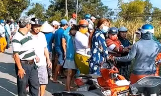 Người dân xem cảnh sát khám nghiệm hiện trường vụ án mạng