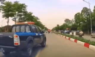 Xác minh ô tô biển xanh liên tục 'tạt đầu', chửi bới tài xế xe khác trên đường