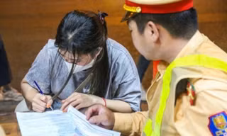 Uống 2 cốc bia mừng nghỉ lễ, người phụ nữ hoảng loạn khi thấy CSGT