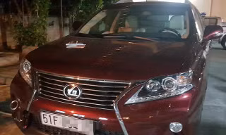 Ôtô hiệu Lexus bị cảnh sát chặn khi tài xế điều khiển từ khách sạn về hướng TP.HCM