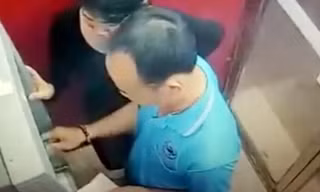 Hình ảnh hai đối tượng rút trộm tiền trong thẻ ATM nhặt được
