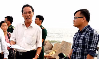 Ông Nguyễn Đức Hòa (áo trắng) chỉ đạo phòng chống bão số 9 tại thị xã Lagi, Bình Thuận hồi tháng 11