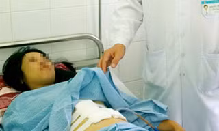 Bác sĩ thăm khám cho chị T.D