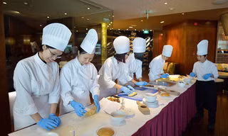 Sáng 20/7, các nhân viên bếp tại khách sạn Sofitel Plaza (Hà Nội) tiến hành làm bánh trung thu 2016. Ngoài ra, nơi đây còn có chương trình hướng dẫn khách hàng nhào nặn bột, làm nhân bánh