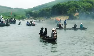 Người dân tìm kiếm thi thể cô gái trên sông Thu Bồn