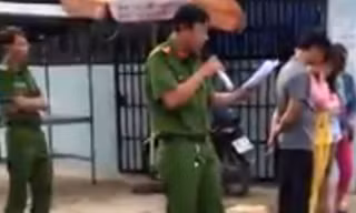 Công an thị trấn Dương Đông được cho là đưa 3 người ra vỉa hè để công khai hành vi liên quan đến mua, bán dâm. Ảnh cắt từ clip