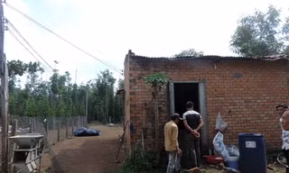 Cửa sau chòi dính nhiều vết máu