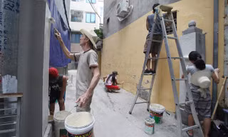 Cựu binh Mỹ âm thầm làm đẹp ngõ phố Hà Nội