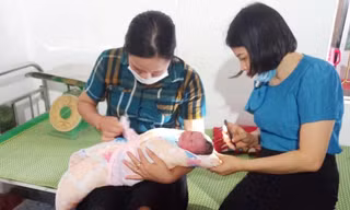 Cháu bé được tạm thời giao cho Trạm y tế xã chăm sóc
