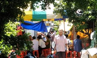 Người nhà lo hậu sự cho nạn nhân Tài 