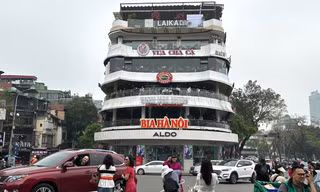 Nhiều phương tiện ô tô vẫn vi phạm 'lệnh cấm' tại khu vực Hàm cá mập