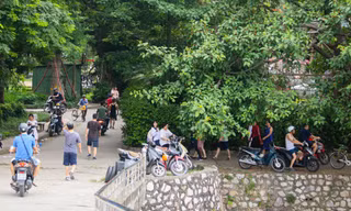 Tháo hàng rào, người đi bộ phải né xe máy trong công viên Tuổi trẻ Thủ đô