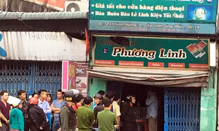 Cảnh sát khám nghiệm hiện trường cửa hàng điện thoại bị cháy