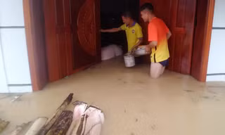 Cận cảnh cuộc sống người dân ngập trong biển nước do tràn đê bối ở Bắc Giang
