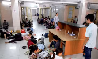 12h trưa, tại khoa Khám bệnh (bệnh viện Bạch Mai) có hàng trăm bệnh nhân và người nhà đứng, ngồi vạ vật khắp các hành lang