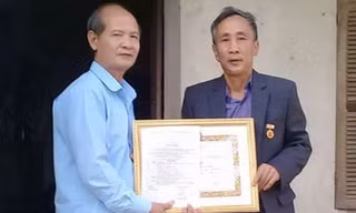 Ông Long nhận huy hiệu 30 năm tuổi Đảng từ chính quyền xã Phúc Sơn