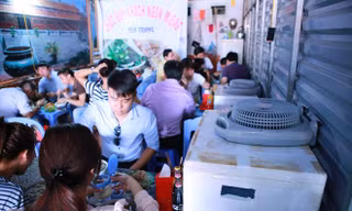 Điều hoà tự chế vừa giúp anh Trung tiết kiệm chi phí đầu tư lại giữ chân được khách hàng mùa nắng nóng. Ảnh: Ngọc Lan