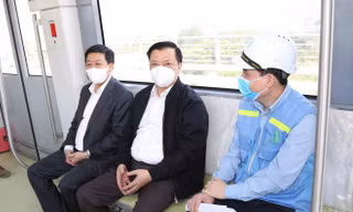 Bí thư Hà Nội đi thử tàu đường sắt Nhổn - Ga Hà Nội, yêu cầu nhà thầu đẩy nhanh tiến độ