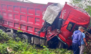 Ô tô biển số nước ngoài rơi khỏi cầu, 3 người bị thương