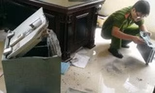 Dụ ông chủ đi ăn trưa để nhân viên tổ chức trộm két sắt