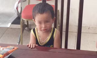 Bị người thân bỏ rơi nên bé trai khóc rất nhiều