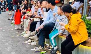 Rác 'ngập' phố đi bộ hồ Gươm sau khi người dân đến vui chơi kỳ nghỉ lễ