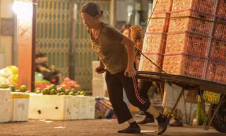 Những phụ nữ 'oằn mình' kéo xe hàng mưu sinh ngày 20/10