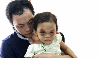 Bé Ngân trong vòng tay của cha ruột
