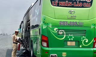 Xe khách bốc cháy trên cao tốc Pháp Vân - Cầu Giẽ