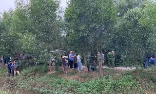 Công an khám nghiệm hiện trường nơi phát hiện nam thanh niên tử vong. Ảnh: An Bình