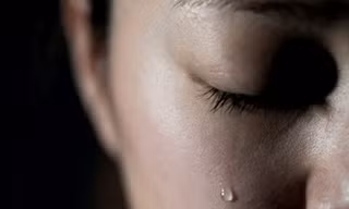 Đã có lúc em ngỡ mình phải ôm con tự tử