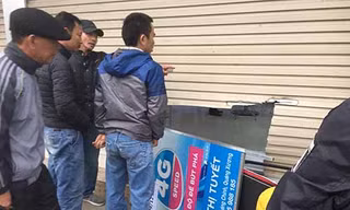 Đạo chích cắt lớp cửa cuốn sau đó lẻn vào bên trong lấy điện thoại