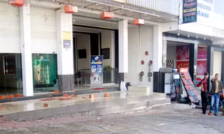 Hiện trường quán bar sau khi xảy ra vụ xô xát rạng sáng 26/10 khiến anh Tú bị đâm thủng tim tử vong. Ảnh: Tùy Phong