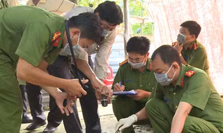 Chồng đâm vợ 14 nhát ngay tại tòa