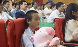 Hành trình 50 ngày 'chiến đấu' giành sự sống cho bé gái Làng Nủ