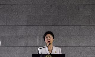 Thủ tướng Yingluck Shinawatra trong cuộc họp báo hôm 10/12