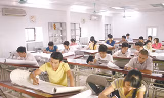 Giờ thực hành của sinh viên trường ĐHDL Phương Đông. Ảnh : KD