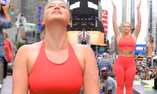 Siêu mẫu ngoại cỡ Iskra Lawrence mặc ôm sát gợi cảm, tập yoga trên phố