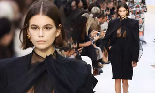 Con gái Cindy Crawford táo bạo phanh áo, khoe trọn vòng 1 trên sàn diễn