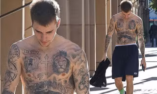Justin Bieber bán nude, khoe body ngập hình xăm trên đường phố