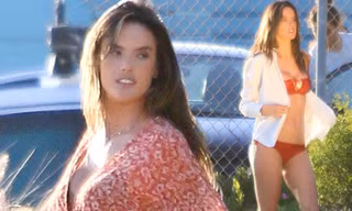 Hậu trường chụp bikini nóng bỏng của mỹ nhân nội y Alessandra Ambrosio 