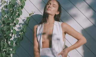Carmella Rose ngực trần hờ hững mê hoặc người nhìn
