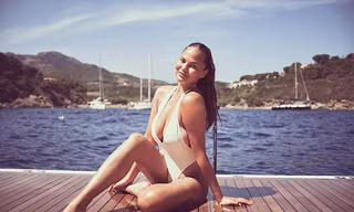 Chrissy Teigen khoe body 'phồn thực' nóng 'bỏng rẫy' với áo tắm