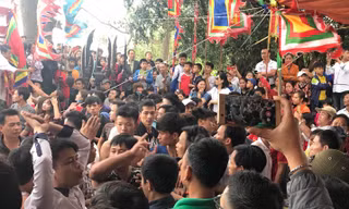 VIDEO: Dân quá khích hỗn loạn vì không được cướp phết Hiền Quan